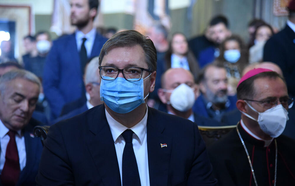 <p>Mitropolit crnogorsko-primorski Amfilohije sahranjen je danas u kripti Sabornog Hrama Hristovog Vaskrsenja u Podgorici. Liturgiju i opijelo služio je patrijarh srpski Irinej. Amfilohije je po svojoj želji sahranjen u kripti Sabornog Hrama u Podgorici u grobu koji je pripremljen za njegovog života. Amfilohije je preminuo u petak, 30. oktobra 2020. godine.</p>