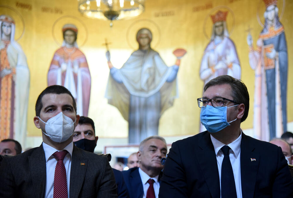 <p>Mitropolit crnogorsko-primorski Amfilohije sahranjen je danas u kripti Sabornog Hrama Hristovog Vaskrsenja u Podgorici. Liturgiju i opijelo služio je patrijarh srpski Irinej. Amfilohije je po svojoj želji sahranjen u kripti Sabornog Hrama u Podgorici u grobu koji je pripremljen za njegovog života. Amfilohije je preminuo u petak, 30. oktobra 2020. godine.</p>