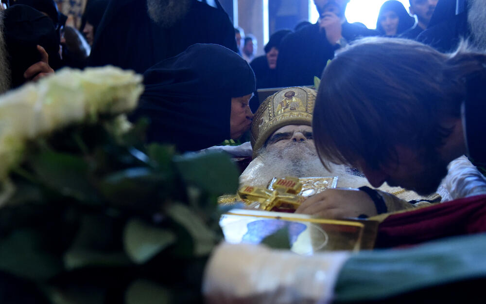 <p>Mitropolit crnogorsko-primorski Amfilohije sahranjen je danas u kripti Sabornog Hrama Hristovog Vaskrsenja u Podgorici. Liturgiju i opijelo služio je patrijarh srpski Irinej. Amfilohije je po svojoj želji sahranjen u kripti Sabornog Hrama u Podgorici u grobu koji je pripremljen za njegovog života. Amfilohije je preminuo u petak, 30. oktobra 2020. godine.</p>