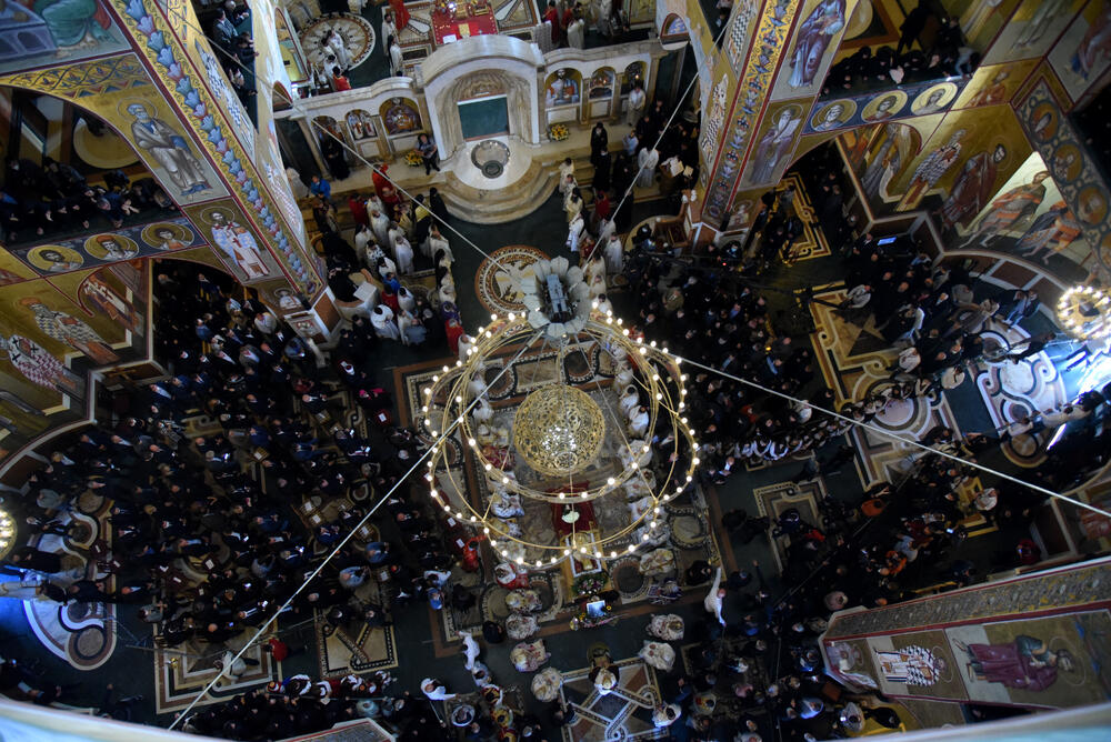 <p>Mitropolit crnogorsko-primorski Amfilohije sahranjen je danas u kripti Sabornog Hrama Hristovog Vaskrsenja u Podgorici. Liturgiju i opijelo služio je patrijarh srpski Irinej. Amfilohije je po svojoj želji sahranjen u kripti Sabornog Hrama u Podgorici u grobu koji je pripremljen za njegovog života. Amfilohije je preminuo u petak, 30. oktobra 2020. godine.</p>