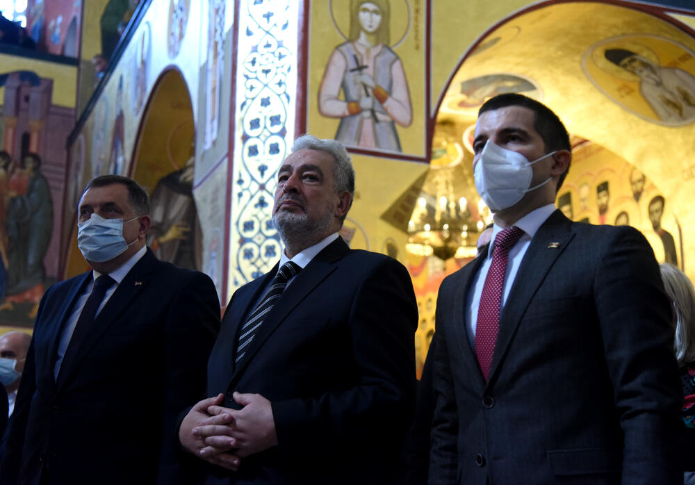 <p>Mitropolit crnogorsko-primorski Amfilohije sahranjen je danas u kripti Sabornog Hrama Hristovog Vaskrsenja u Podgorici. Liturgiju i opijelo služio je patrijarh srpski Irinej. Amfilohije je po svojoj želji sahranjen u kripti Sabornog Hrama u Podgorici u grobu koji je pripremljen za njegovog života. Amfilohije je preminuo u petak, 30. oktobra 2020. godine.</p>