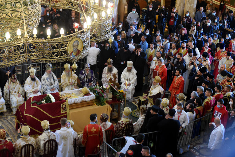 <p>Mitropolit crnogorsko-primorski Amfilohije sahranjen je danas u kripti Sabornog Hrama Hristovog Vaskrsenja u Podgorici. Liturgiju i opijelo služio je patrijarh srpski Irinej. Amfilohije je po svojoj želji sahranjen u kripti Sabornog Hrama u Podgorici u grobu koji je pripremljen za njegovog života. Amfilohije je preminuo u petak, 30. oktobra 2020. godine.</p>