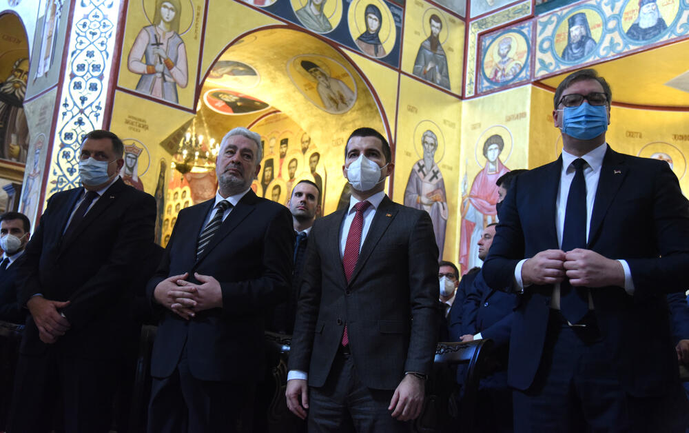 <p>Mitropolit crnogorsko-primorski Amfilohije sahranjen je danas u kripti Sabornog Hrama Hristovog Vaskrsenja u Podgorici. Liturgiju i opijelo služio je patrijarh srpski Irinej. Amfilohije je po svojoj želji sahranjen u kripti Sabornog Hrama u Podgorici u grobu koji je pripremljen za njegovog života. Amfilohije je preminuo u petak, 30. oktobra 2020. godine.</p>