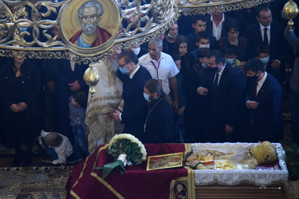 <p>Mitropolit crnogorsko-primorski Amfilohije sahranjen je danas u kripti Sabornog Hrama Hristovog Vaskrsenja u Podgorici. Liturgiju i opijelo služio je patrijarh srpski Irinej. Amfilohije je po svojoj želji sahranjen u kripti Sabornog Hrama u Podgorici u grobu koji je pripremljen za njegovog života. Amfilohije je preminuo u petak, 30. oktobra 2020. godine.</p>