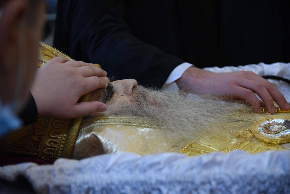 <p>Mitropolit crnogorsko-primorski Amfilohije sahranjen je danas u kripti Sabornog Hrama Hristovog Vaskrsenja u Podgorici. Liturgiju i opijelo služio je patrijarh srpski Irinej. Amfilohije je po svojoj želji sahranjen u kripti Sabornog Hrama u Podgorici u grobu koji je pripremljen za njegovog života. Amfilohije je preminuo u petak, 30. oktobra 2020. godine.</p>