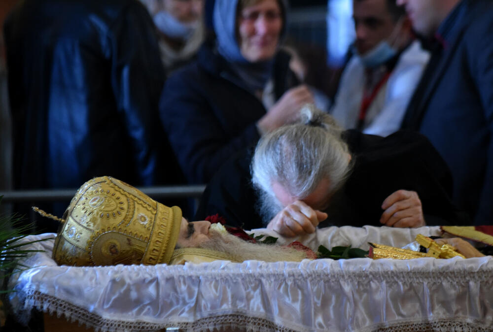 <p>Mitropolit crnogorsko-primorski Amfilohije sahranjen je danas u kripti Sabornog Hrama Hristovog Vaskrsenja u Podgorici. Liturgiju i opijelo služio je patrijarh srpski Irinej. Amfilohije je po svojoj želji sahranjen u kripti Sabornog Hrama u Podgorici u grobu koji je pripremljen za njegovog života. Amfilohije je preminuo u petak, 30. oktobra 2020. godine.</p>