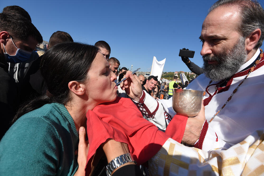 Pričešćenja jednom kašikom: Juče ispred Hrama, Foto: Savo Prelević