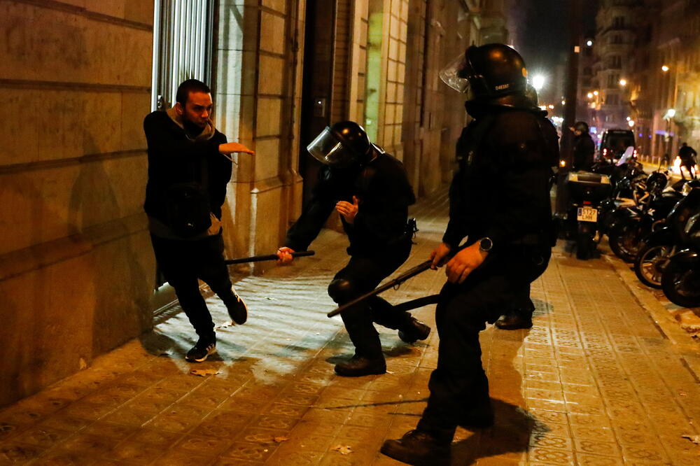 Sukobi policije i demonstranata u Barseloni, Foto: Reuters