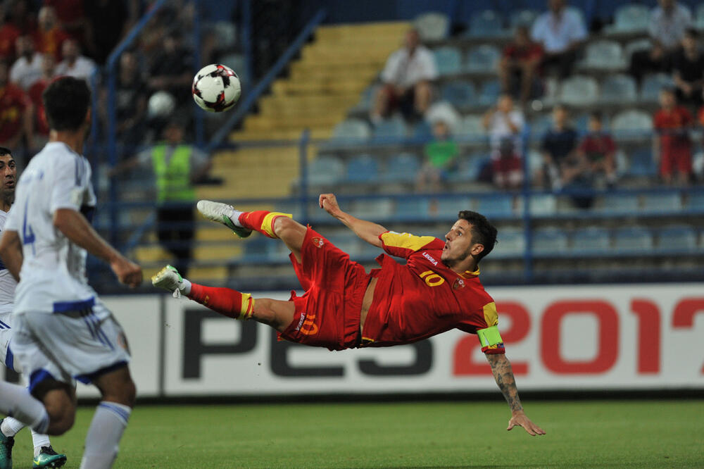 Jovetić postiže gol protiv Jermenije 2017., Foto: Savo Prelević