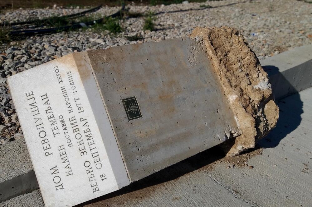 Kamen-temeljac bačen uz ivičnjak, Foto: Svetlana Mandić