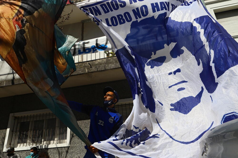 Maradonini obožavaoci se okupljaju ispred bolnice, Foto: REUTERS