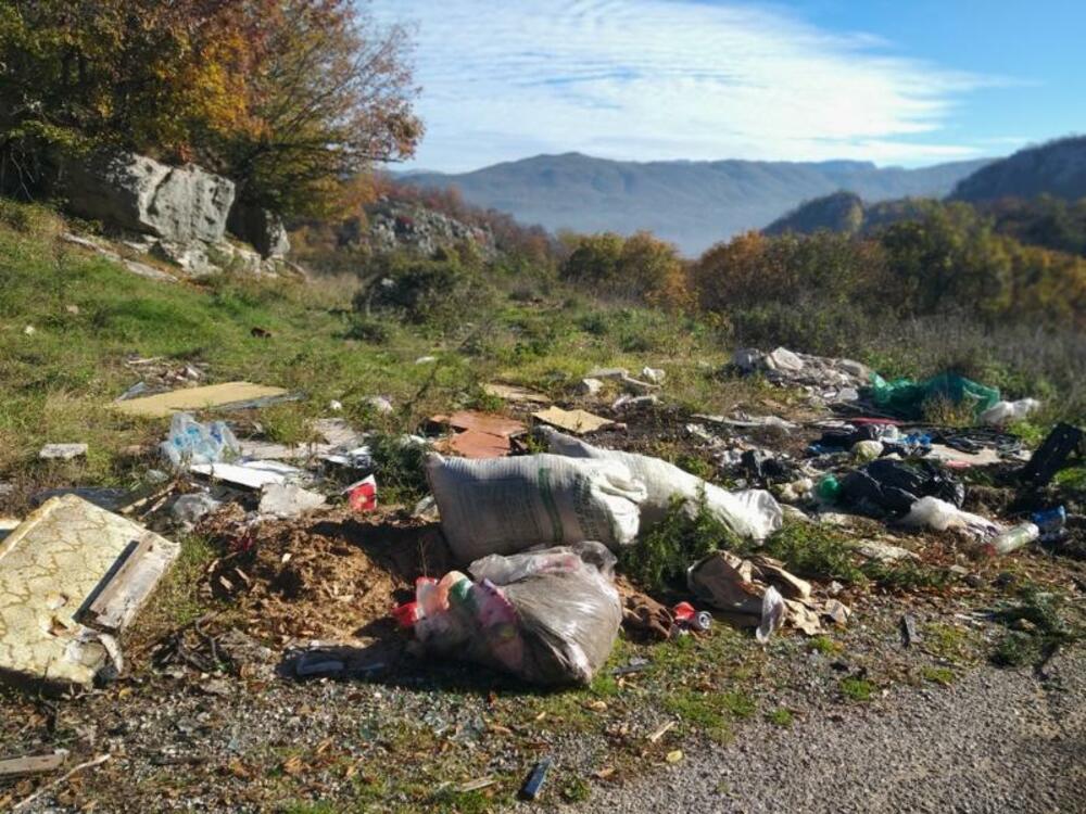 <p>Smatra da je jedino rješenje postavljanje video nadzora i angažovanje Komunalne policije kojoj su se više puta obraćali</p>