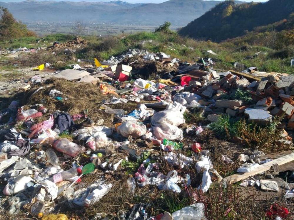 <p>Smatra da je jedino rješenje postavljanje video nadzora i angažovanje Komunalne policije kojoj su se više puta obraćali</p>