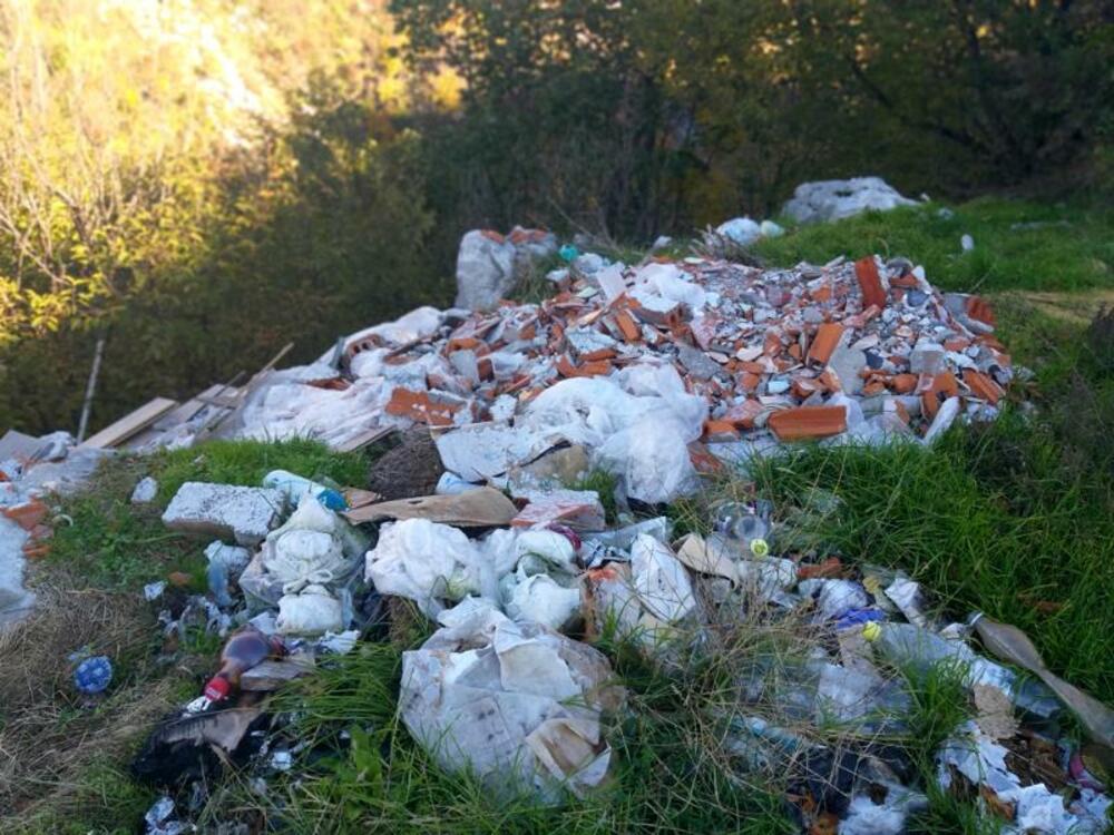 <p>Smatra da je jedino rješenje postavljanje video nadzora i angažovanje Komunalne policije kojoj su se više puta obraćali</p>