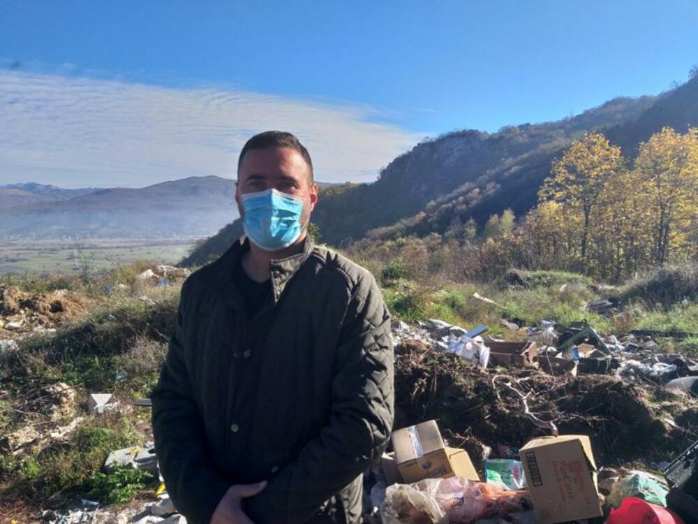 <p>Smatra da je jedino rješenje postavljanje video nadzora i angažovanje Komunalne policije kojoj su se više puta obraćali</p>