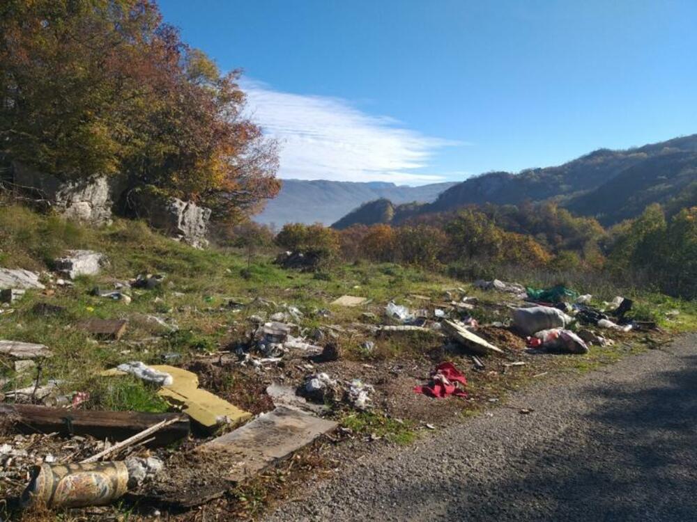 <p>Smatra da je jedino rješenje postavljanje video nadzora i angažovanje Komunalne policije kojoj su se više puta obraćali</p>