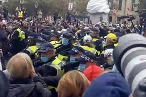 Veliki protesti protiv zatvaranja u Engleskoj, uhapšeno preko 100...