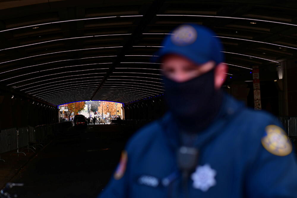 Policajac nadzire akivnosti ispred centra za brojanje glasova u Filadelfiji, Foto: Reuters
