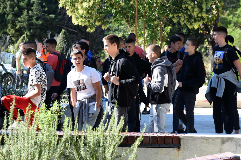 Škole od ponedjeljka zatvorene: ispred Gimnazije “Slobodan Škerović”, Foto: Luka Zeković