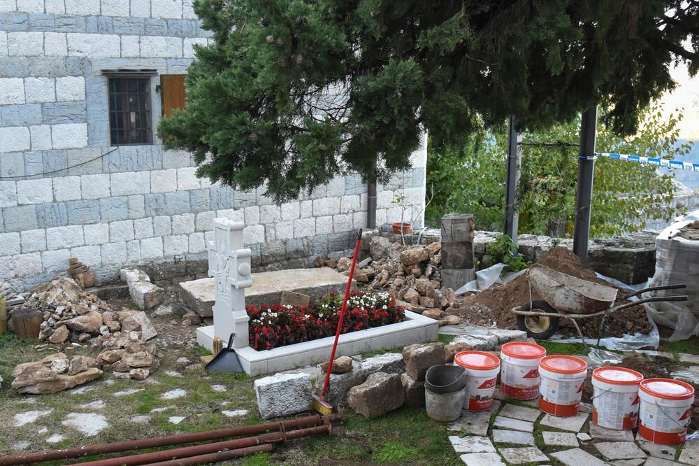 Grobnica mitropolita Arsenija Plamenca, Foto: Savo Prelević