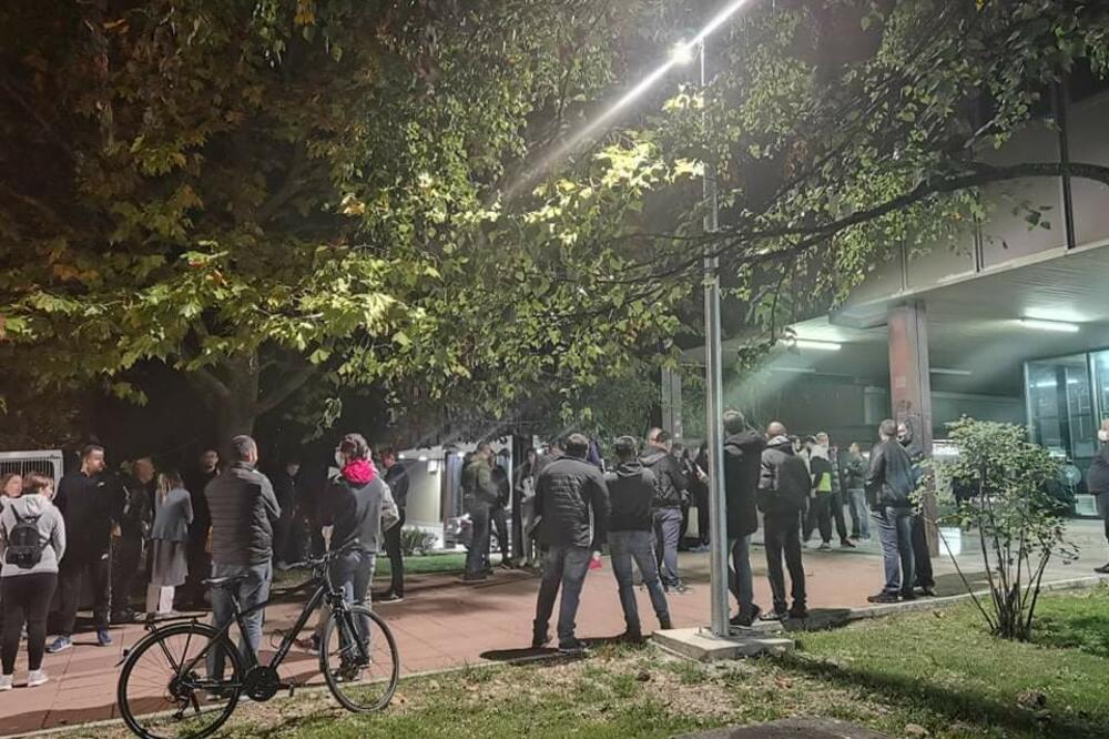 Građani ispred tužilaštva, Foto: Čitalac reporter