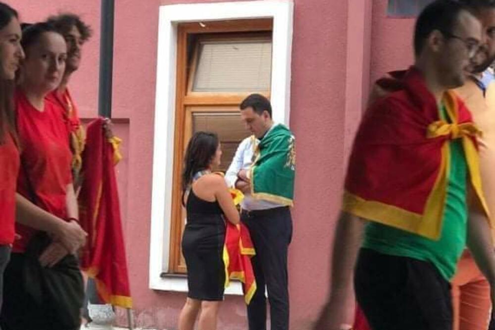 Bez maske i distance: Vuković na protestu 3. septembra, Foto: Facebook