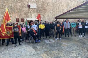 Završen protest u Budvi, prekrili ploču crnogorskom zastavom