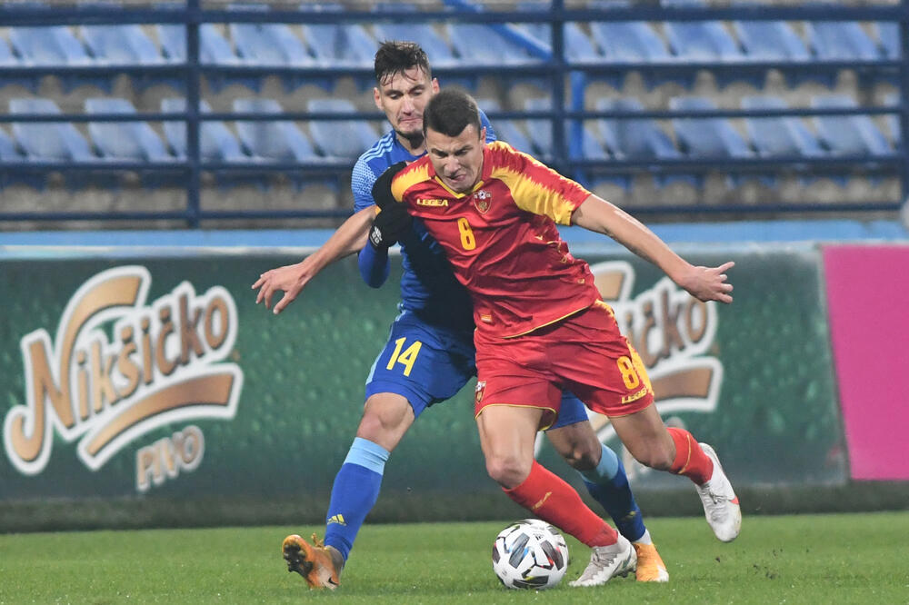 Milutin Osmajić na meču sa Kazahstanom, Foto: Savo Prelević