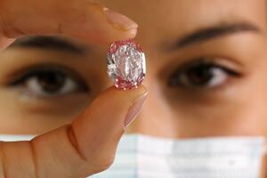 Rijedak ružičasti dijamant prodat za 26,6 miliona dolara