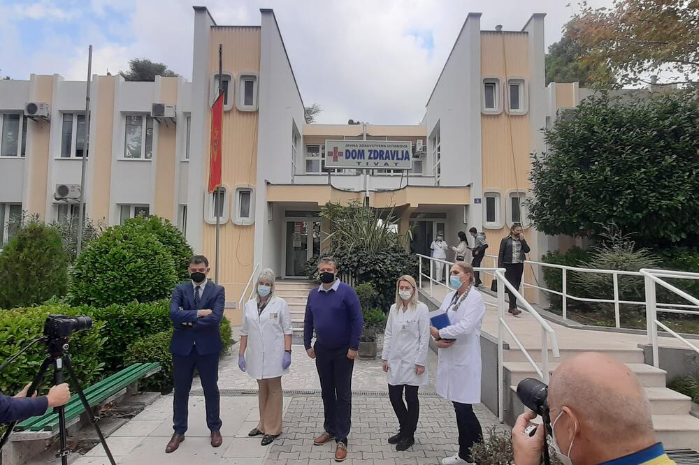 Tivatski čelnici sa rukovodstvom Doma zdravlja, Foto: Siniša Luković