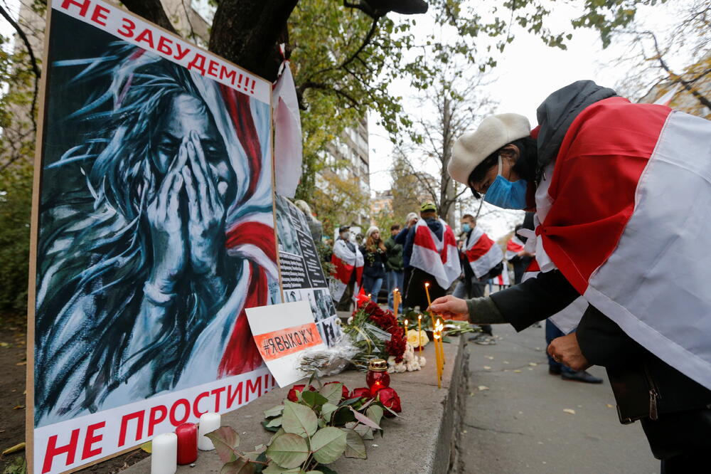 Stotine ljudi izašlo i ostavilo cvijeće i svijeće, Foto: Reuters