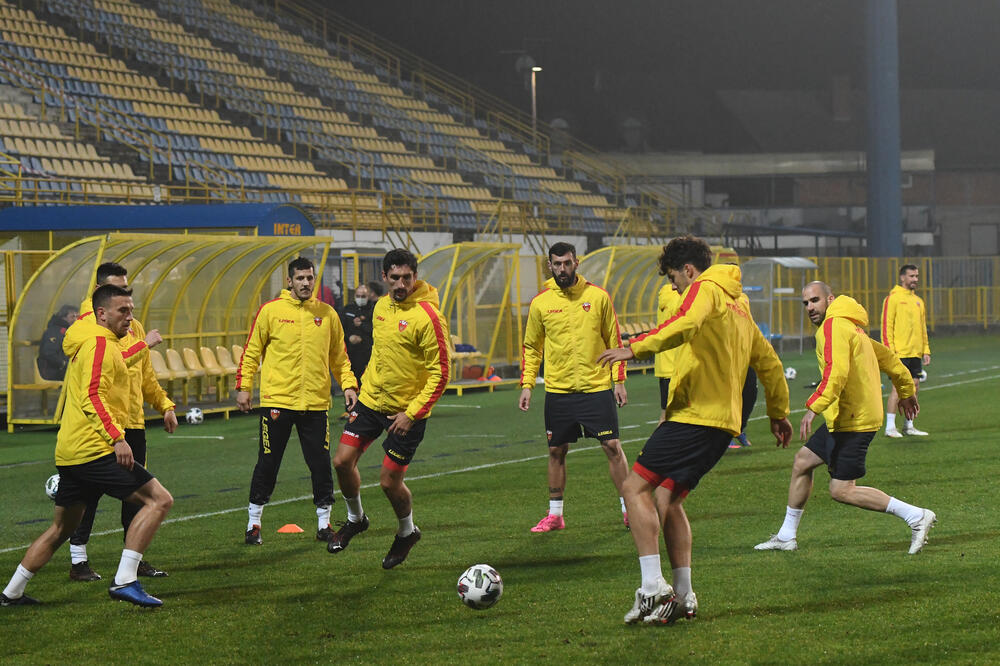 Crnogorski fudbaleri sinoć na treningu na stadionu Intera u Zaprešiću, Foto: Savo Prelević