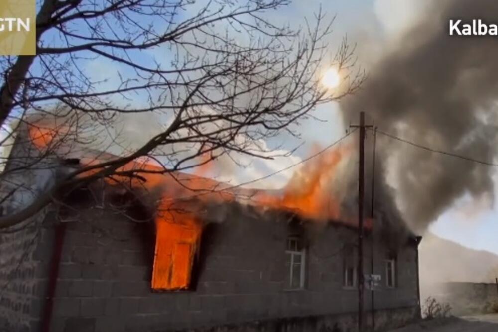 Jedna od zapaljenih kuća, Foto: Screenshot/Youtube