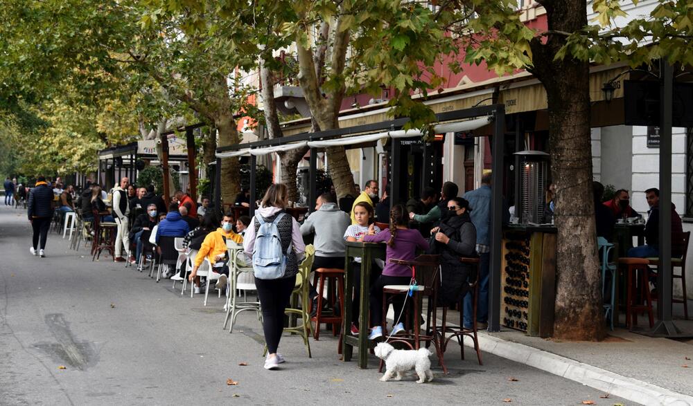 <p>Svi zaposleni i gosti obavezni su da nose zaštitne maske tokom boravka u ugostiteljskom objektu (unutar objekta i na terasi/bašti), osim tokom neposrednog konzumiranja pića, nakon čega se maska odmah vraća na lice</p>