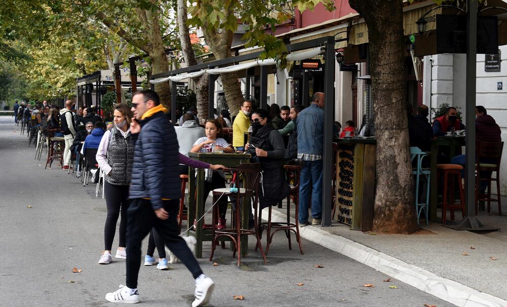 <p>Svi zaposleni i gosti obavezni su da nose zaštitne maske tokom boravka u ugostiteljskom objektu (unutar objekta i na terasi/bašti), osim tokom neposrednog konzumiranja pića, nakon čega se maska odmah vraća na lice</p>