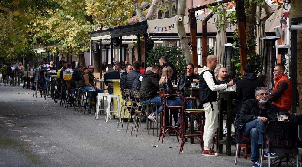 <p>Svi zaposleni i gosti obavezni su da nose zaštitne maske tokom boravka u ugostiteljskom objektu (unutar objekta i na terasi/bašti), osim tokom neposrednog konzumiranja pića, nakon čega se maska odmah vraća na lice</p>