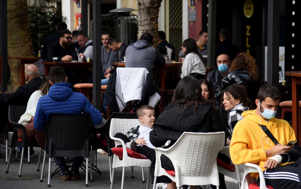 <p>Svi zaposleni i gosti obavezni su da nose zaštitne maske tokom boravka u ugostiteljskom objektu (unutar objekta i na terasi/bašti), osim tokom neposrednog konzumiranja pića, nakon čega se maska odmah vraća na lice</p>