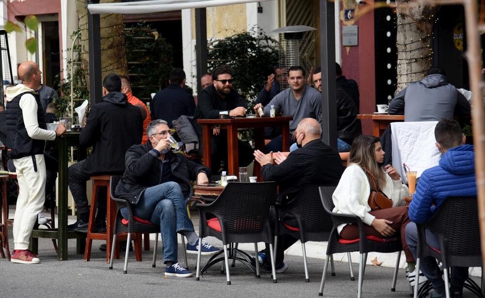 <p>Svi zaposleni i gosti obavezni su da nose zaštitne maske tokom boravka u ugostiteljskom objektu (unutar objekta i na terasi/bašti), osim tokom neposrednog konzumiranja pića, nakon čega se maska odmah vraća na lice</p>
