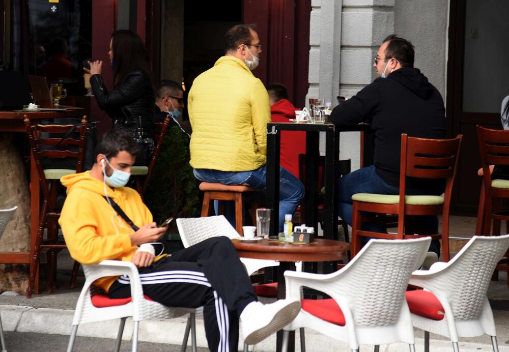 <p>Svi zaposleni i gosti obavezni su da nose zaštitne maske tokom boravka u ugostiteljskom objektu (unutar objekta i na terasi/bašti), osim tokom neposrednog konzumiranja pića, nakon čega se maska odmah vraća na lice</p>