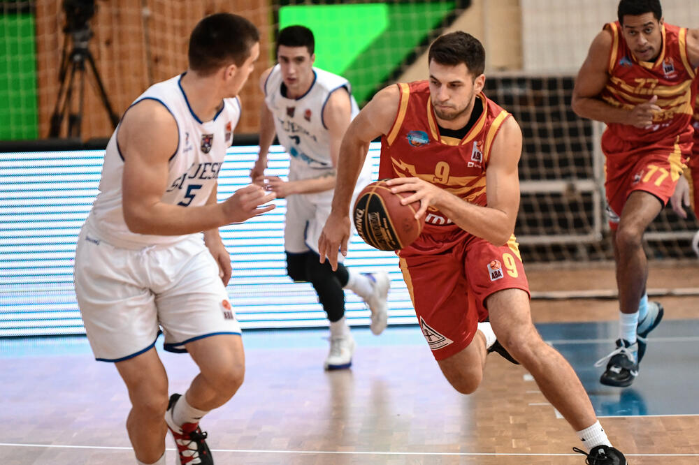 Mikaile Tmušić u duelu sa Ilijom Varajićem, Foto: ABA liga