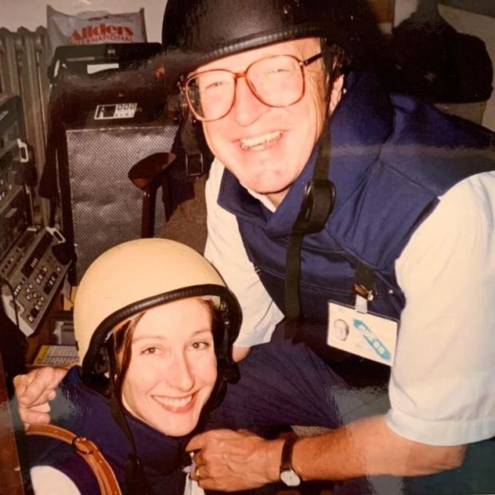Lara Marlou i Robert Fisk u prostorijama BBC-a u Sarajevu, pod granatama, u septembru 1992.