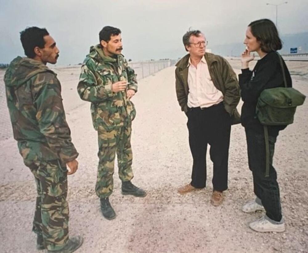 Fisk i Marlou s poraženim iračkim vojnicima u Južnom Iraku u februaru 1991.