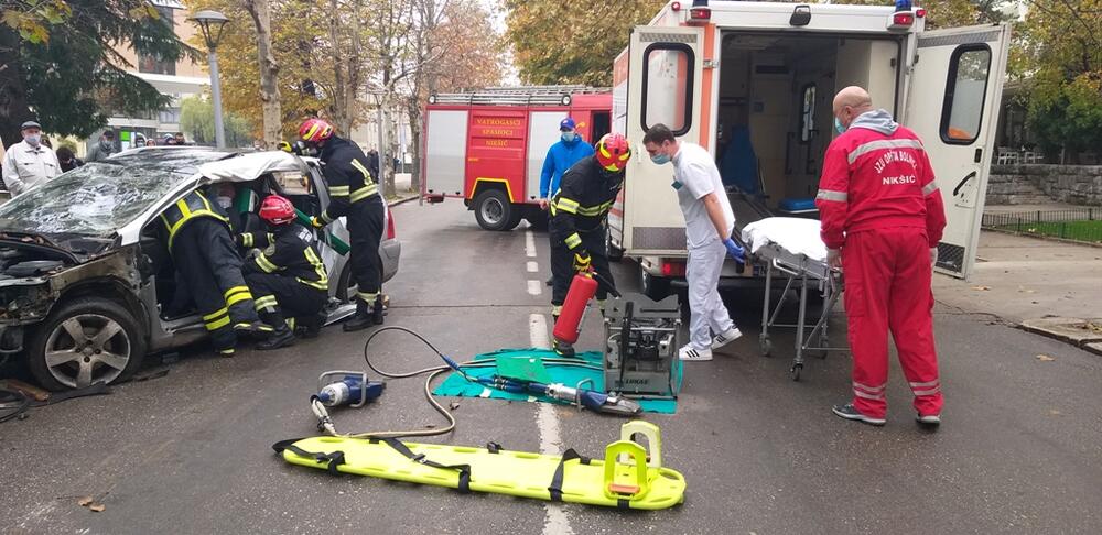 <p>Simulacija saobraćaje nezgode, u kojoj su učestvovali pripadnici nikšićkog Centra bezbjednosti, Službe zaštite i spašavanja, Hitne službe i auto otpada „Lemajić“, organizovana je sklopu kampanje „Alfa centra“ – „Pušti neka zvoni“.</p>