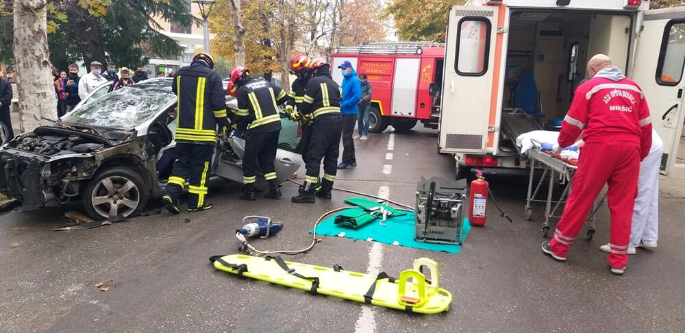 <p>Simulacija saobraćaje nezgode, u kojoj su učestvovali pripadnici nikšićkog Centra bezbjednosti, Službe zaštite i spašavanja, Hitne službe i auto otpada „Lemajić“, organizovana je sklopu kampanje „Alfa centra“ – „Pušti neka zvoni“.</p>