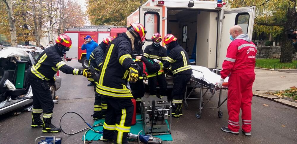 <p>Simulacija saobraćaje nezgode, u kojoj su učestvovali pripadnici nikšićkog Centra bezbjednosti, Službe zaštite i spašavanja, Hitne službe i auto otpada „Lemajić“, organizovana je sklopu kampanje „Alfa centra“ – „Pušti neka zvoni“.</p>