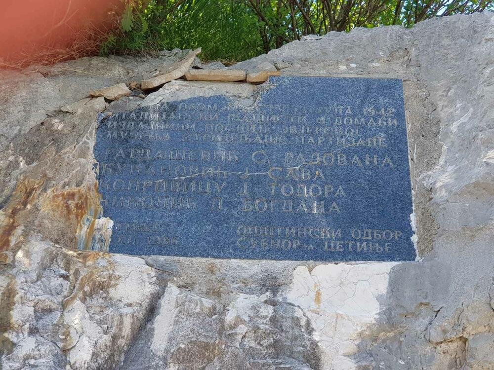 Ploča nedavno bila polomljena