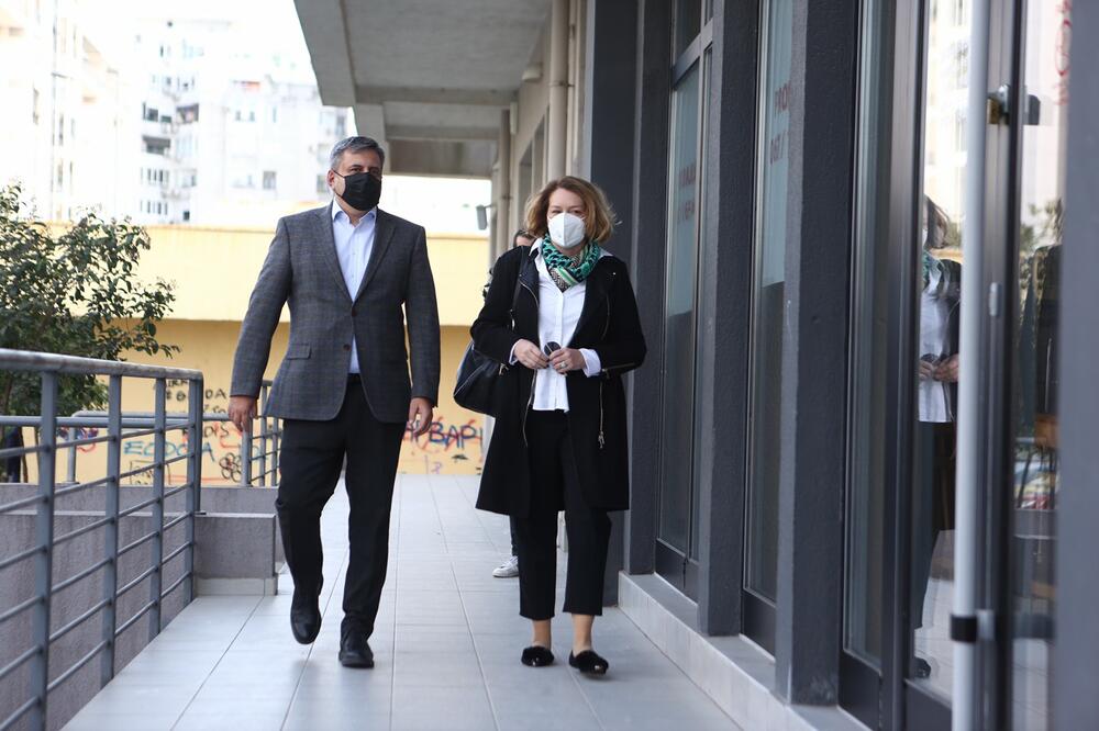 <p>Radunović je kazao da će nova skupštinska većina "pristupiti zakonskom rješenju koje će omogućiti da rukovodeći kadrovi po upravama i institucijama, preduzećima i ministarstvima ispod nivoa državnog sekretara, ponovo prođu vrstu reizbora"</p>