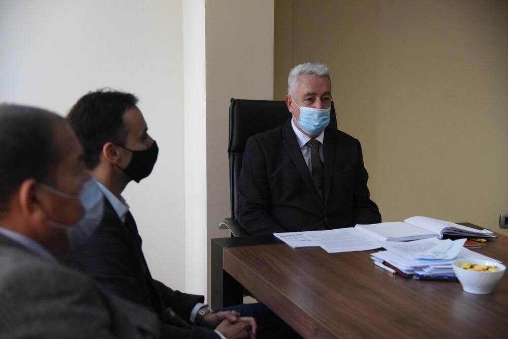 <p>Radunović je kazao da će nova skupštinska većina "pristupiti zakonskom rješenju koje će omogućiti da rukovodeći kadrovi po upravama i institucijama, preduzećima i ministarstvima ispod nivoa državnog sekretara, ponovo prođu vrstu reizbora"</p>