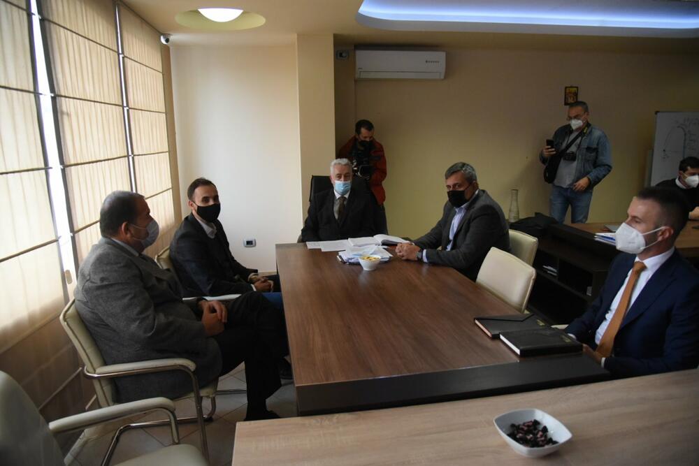 <p>Radunović je kazao da će nova skupštinska većina "pristupiti zakonskom rješenju koje će omogućiti da rukovodeći kadrovi po upravama i institucijama, preduzećima i ministarstvima ispod nivoa državnog sekretara, ponovo prođu vrstu reizbora"</p>