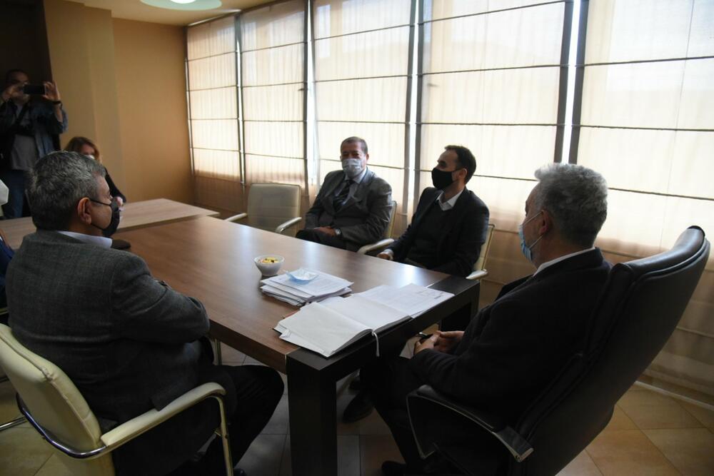 <p>Radunović je kazao da će nova skupštinska većina "pristupiti zakonskom rješenju koje će omogućiti da rukovodeći kadrovi po upravama i institucijama, preduzećima i ministarstvima ispod nivoa državnog sekretara, ponovo prođu vrstu reizbora"</p>